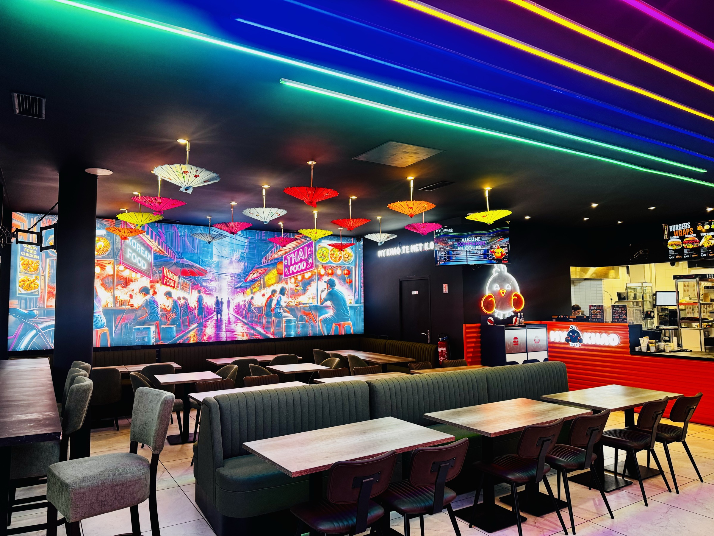Salle My Khao avec fresque colorée, néons et suspensions